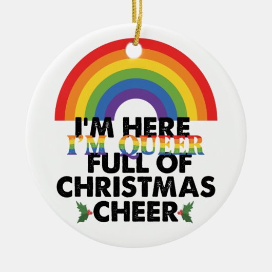 ここにいるよ、私はゲイで、クリスマスの喜びでいっぱいなの! セラミックオーナメント (正面)