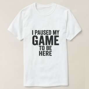 ここにいる間ゲームを一時停止中 - ユーモラスなゲーマーTシャツ Tシャツ