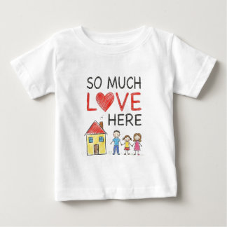 ここにはとても多くの愛が描かれたクレヨン画 ファミリーロゴTシャツ ベビーTシャツ