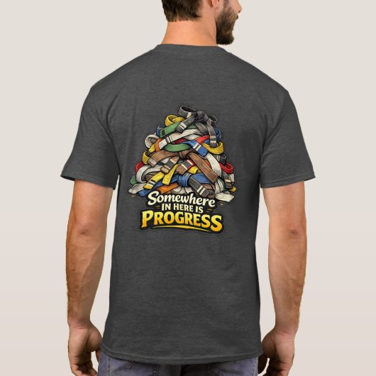 ここには師匠の用品がどこかにある　進歩の証 Tシャツ (裏面)