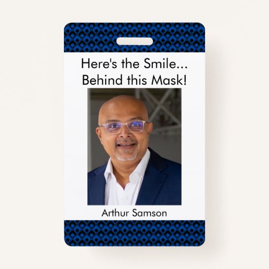 ここにスマイル...このマスクの後ろ！青のパターン バッジ (正面)