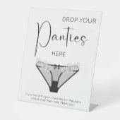 ここにモダンパンティをドロップするスクリプト 台座サイン (正面)