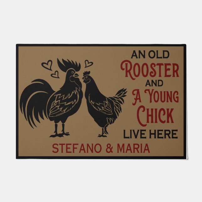 ここに住むおんどりと若いひよこ  ドアマット (正面)
