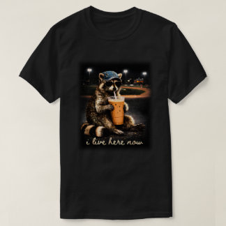 ここに住んでるよ アライグマの面白いミーム Tシャツ