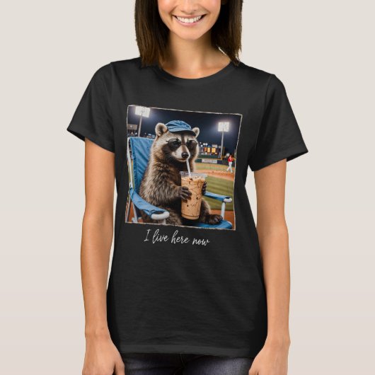 ここに住んでるよ ラクーン Tシャツ (正面)