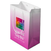 ここに手書きのスクリプトロゴ ピンクカスタムテンプレート ミディアムペーパーバッグ (裏面アングル)