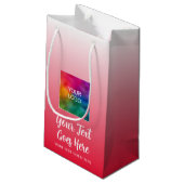 ここに独自のロゴを作成する赤いテンプレート スモールペーパーバッグ (裏面アングル)