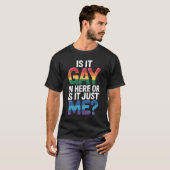 ここはゲイがいるからダメ?私がおかしいの?面白いLGBTQ Tシャツ (正面フル)