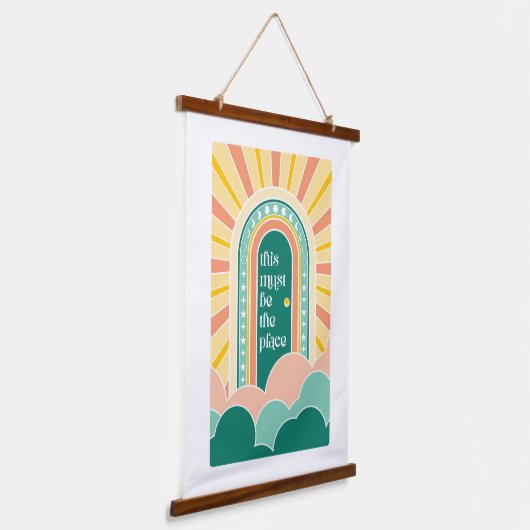 ここはレトロなドアの場所にちがいない 吊り下げ型タペストリー (傾斜あり)