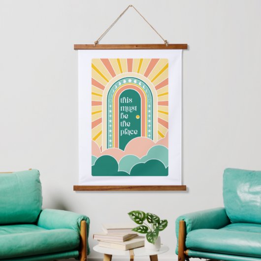 ここはレトロなドアの場所にちがいない 吊り下げ型タペストリー (リビング)