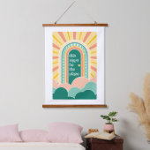 ここはレトロなドアの場所にちがいない 吊り下げ型タペストリー (寝室)