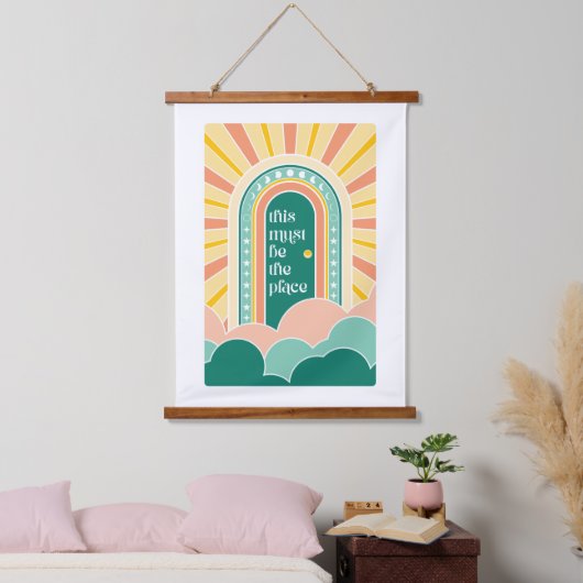 ここはレトロなドアの場所にちがいない 吊り下げ型タペストリー (寝室)