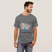 ここは私がアメリカに住んでいる場所 Tシャツ (正面フル)