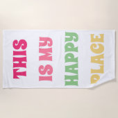 ここは私の幸せな場所だ！おもしろいタイポグラフィ ビーチタオル (正面)