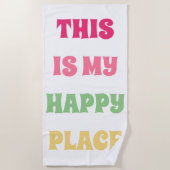 ここは私の幸せな場所だ！おもしろいタイポグラフィ ビーチタオル (正面)