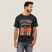 ここは誰でも歓迎 Tシャツ (正面フル)