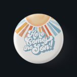 ここ来でThe Son Sunshine Boy Baby Showersが人気 缶バッジ<br><div class="desc">こ来この息子よ!さわか祝るパーティーの装飾で息子の輝きを放つ小さな光!おもしろいの水色の太陽を特徴とし鮮やかて、このコレクションは男の子の赤ちゃんシャワーに最適。ブルー、ティール(緑がかった色)、イエロー、デコールの爽やかなパレットは、あなたの小さなサンシャインベビーシャワーに明るく元気な雰囲気をもたらし、温かく歓迎する雰囲気を作り出す。この楽しいお祝いの喜びと新鮮さを受け入れ、愛と太陽の光を浴びてあなたの小さな一つをシャワーに浴びなさい!</div>