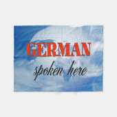 ここ話の曇り地球 フリースブランケット (正面(横))