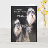 こっけいなハッピーバースデーの双生児 カード (黄色い花)