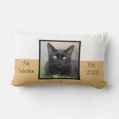 こっそり猫が人々を覗く写真 ゴールドスロー枕 ランバークッション (裏面)