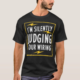 こっそり配線をジャッジしている Tシャツ