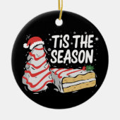 このおもしろいシーズンのクリスマスツリーケーキのデビー セラミックオーナメント (正面)