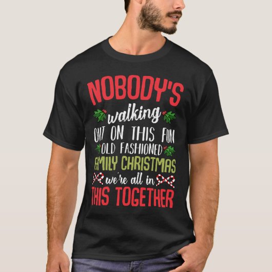 このおもしろい家族のクリスマスに誰も歩くしない Tシャツ (正面)