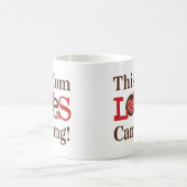 このお母さんはキャンプすることを愛します コーヒーマグカップ (中央)