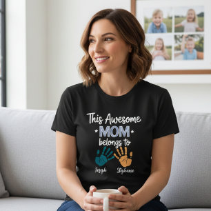 このすばらしいママはハンドプリントの家族の名前の仲間 Tシャツ