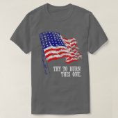 このアメリカ国旗を焼こうとす動揺してる Tシャツ (デザイン正面)