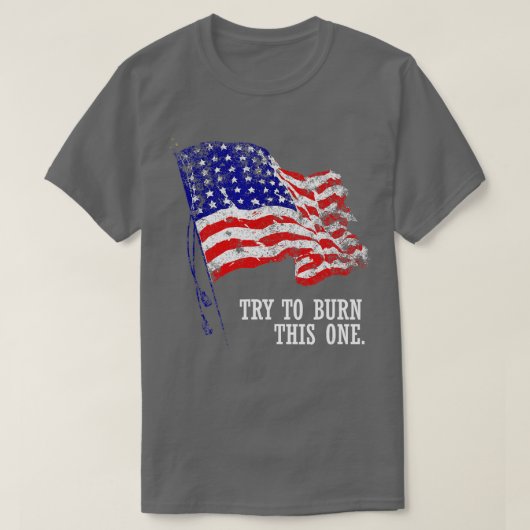 このアメリカ国旗を焼こうとす動揺してる Tシャツ (デザイン正面)