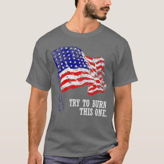 このアメリカ国旗を焼こうとす動揺してる Tシャツ