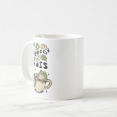 このカエルには疲れすぎてカップに入ったお茶にも反応できない コーヒーマグカップ (正面左)