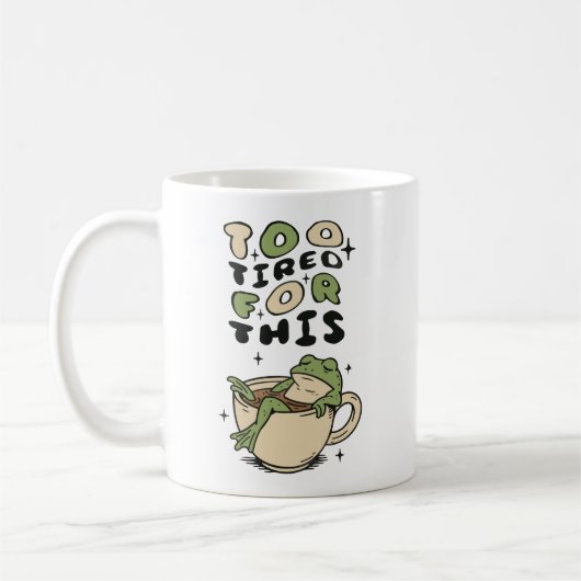 このカエルには疲れすぎてカップに入ったお茶にも反応できない コーヒーマグカップ (左)