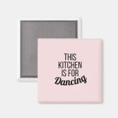 このキッチンは踊り赤面ピンクタイポグラフィ マグネット (正面/裏面)