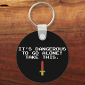 このキーチェーンを一人で取りに行くのは危険だ キーホルダー (正面)