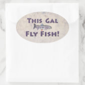 このギャルは魚を飛ぶのが大好き！マス釣り 楕円形シール (バッグ)