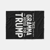 このグラマはトランプ2024おばあちゃん誇りを持ったの投票に投票 フリースブランケット (正面(横))
