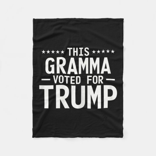 このグラマはトランプ2024おばあちゃん誇りを持ったの投票に投票 フリースブランケット (正面)