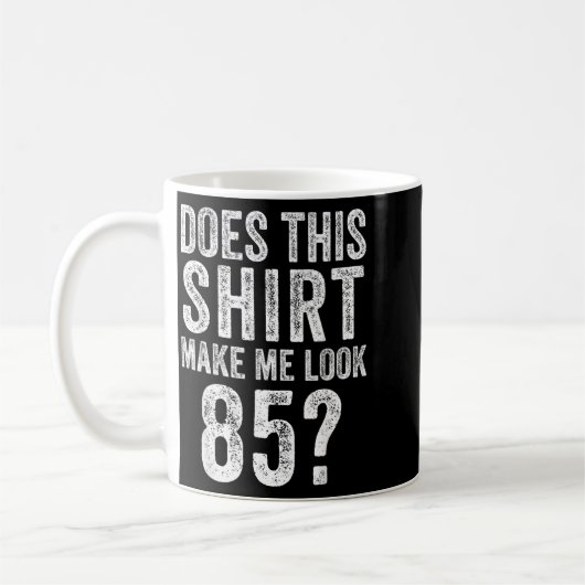 このシャツを着ると85歳の85歳に見える? コーヒーマグカップ (左)