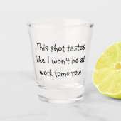 このショットは明日は仕事中じゃないような味がする ショットグラス (正面)