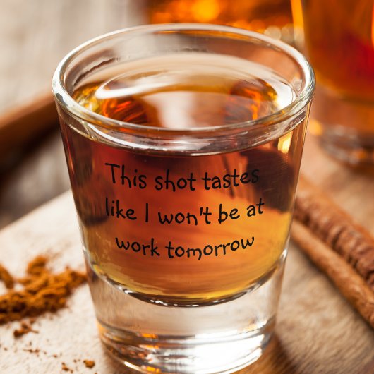 このショットは明日は仕事中じゃないような味がする ショットグラス