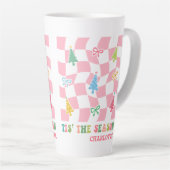 このシーズンのGroovyピンクのコケットのクリスマス名 カフェラテマグ (右アングル)
