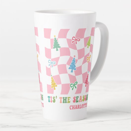 このシーズンのGroovyピンクのコケットのクリスマス名 カフェラテマグ (右アングル)