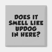 このジョークの中で犬の臭いがする マグネット (正面)