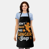 このジンジャースナップレッドヘッドクリスマスジングを作らない エプロン (着用した状態)