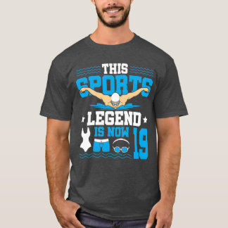 このスポーツの伝説は今19歳　19番目に泳ぐ友達 Tシャツ
