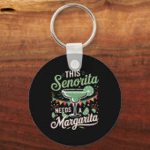 このセノリータはマルガリータが必要 – マルガリータ愛好家 キーホルダー (正面)