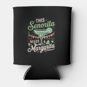 このセノリータはマルガリータが必要 – マルガリータ愛好家 缶クーラー (正面)