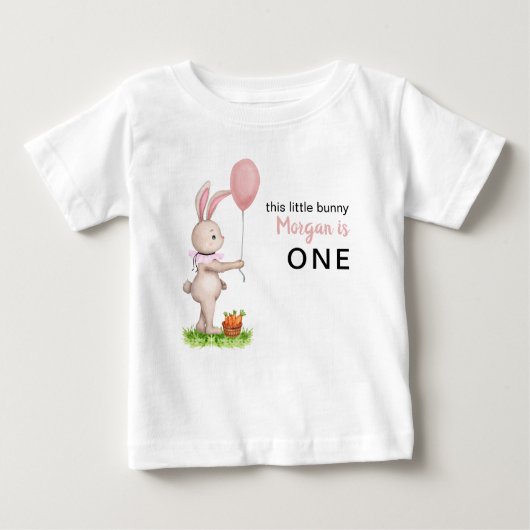 このデザインは、かわいいウサギの風船の1歳の誕生日 ベビーTシャツ (正面)
